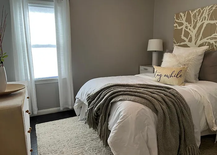Cozy, 1St Floor Apartment 2Bdrms Plus Semi Private Room With Futon Pets With Fee Family Friendly Close To Everything